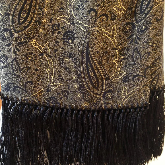 Luxurious Classic Knotted Fringed Paisley Pattern Scarf in Black + Gold Size OS - Picture 2 of 4